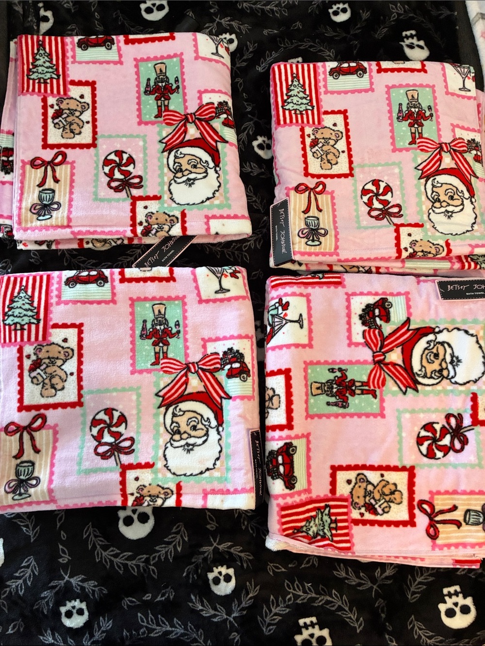 Set of 4 Betsey Johnson Christmas Bathroom Towels 🎅 🎄 28 in x 52 in.